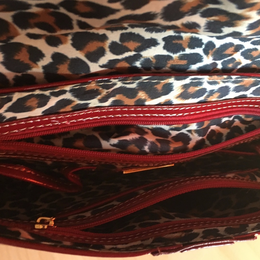 Maxi New York Signature Red Clutch Women's Purse - Picture 4 of 8